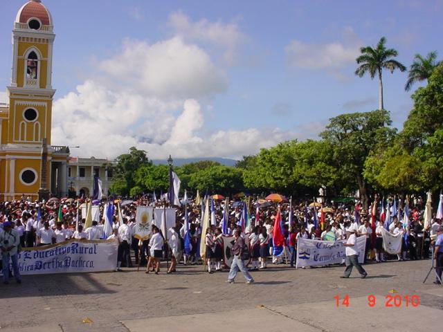 El estudiantado granadino organizado por el MINED desfilo y juro lealtad a la Patria.